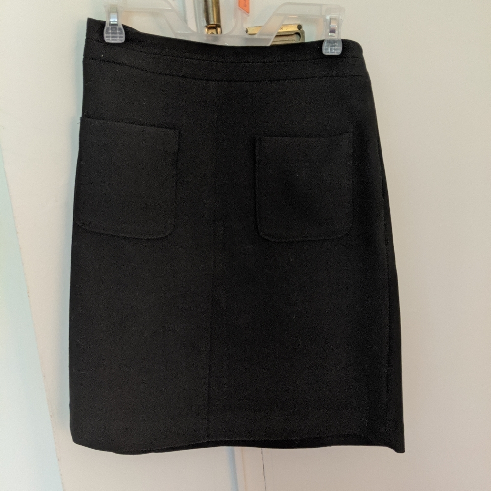 Ann Taylor black pencil skirt with pockets- size 4